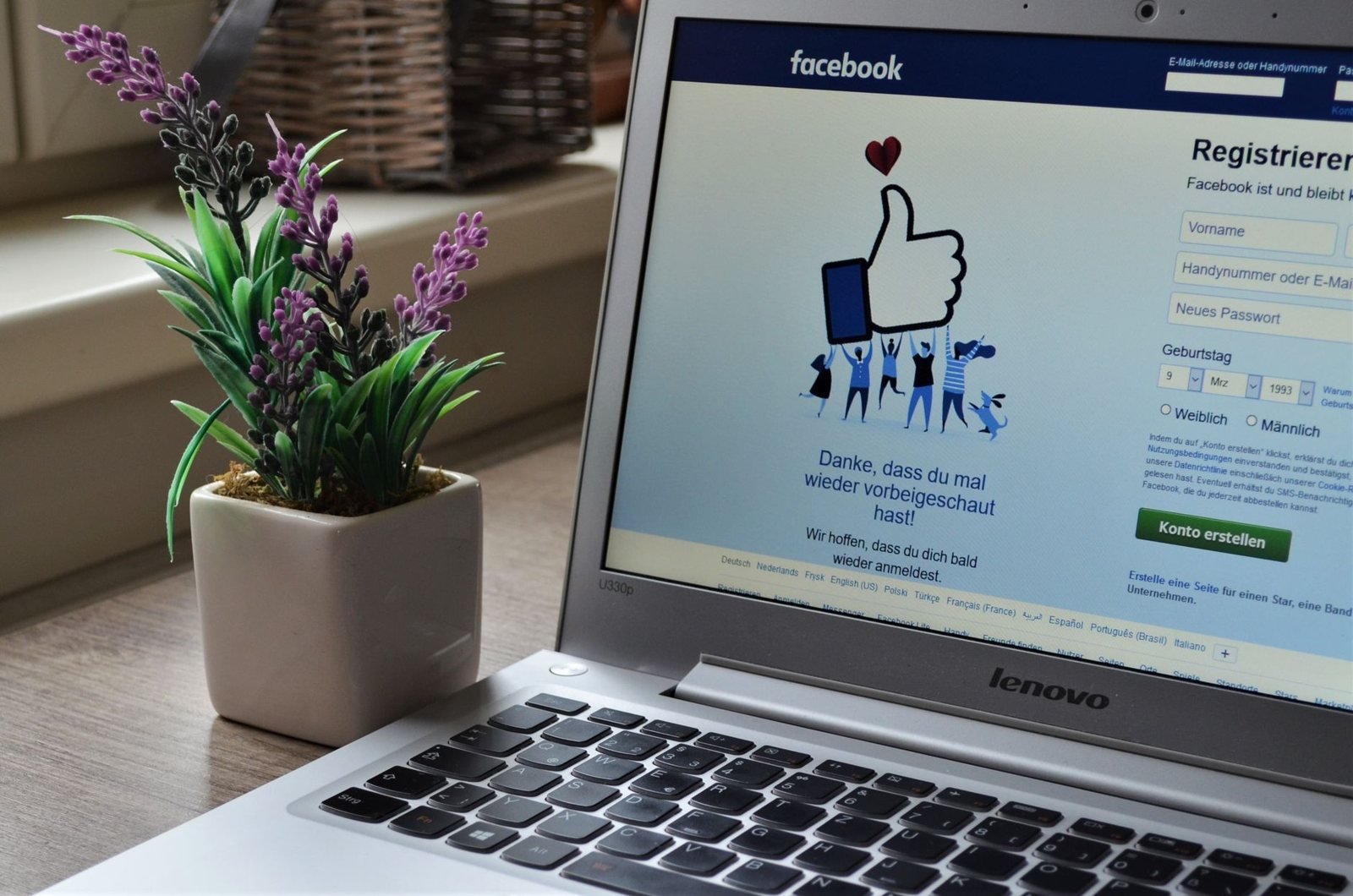 Quản lý fanpage của tiệm trên máy tính