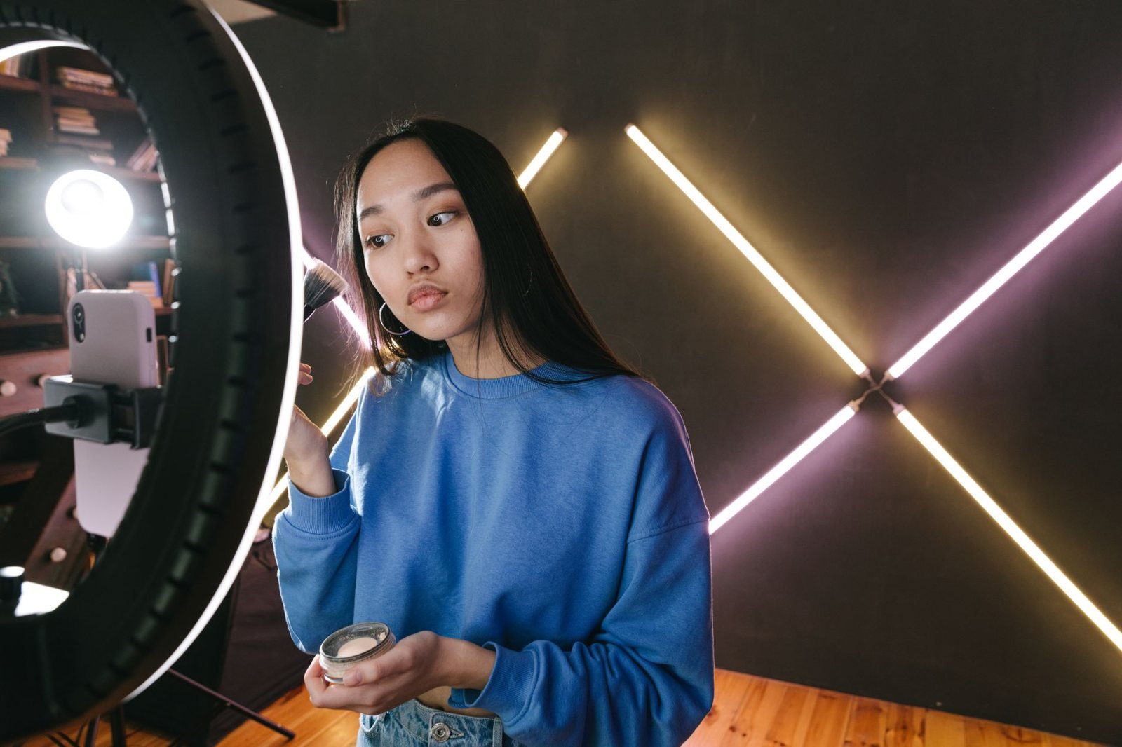 Quay video sản phẩm để xây kênh TikTok bán hàng