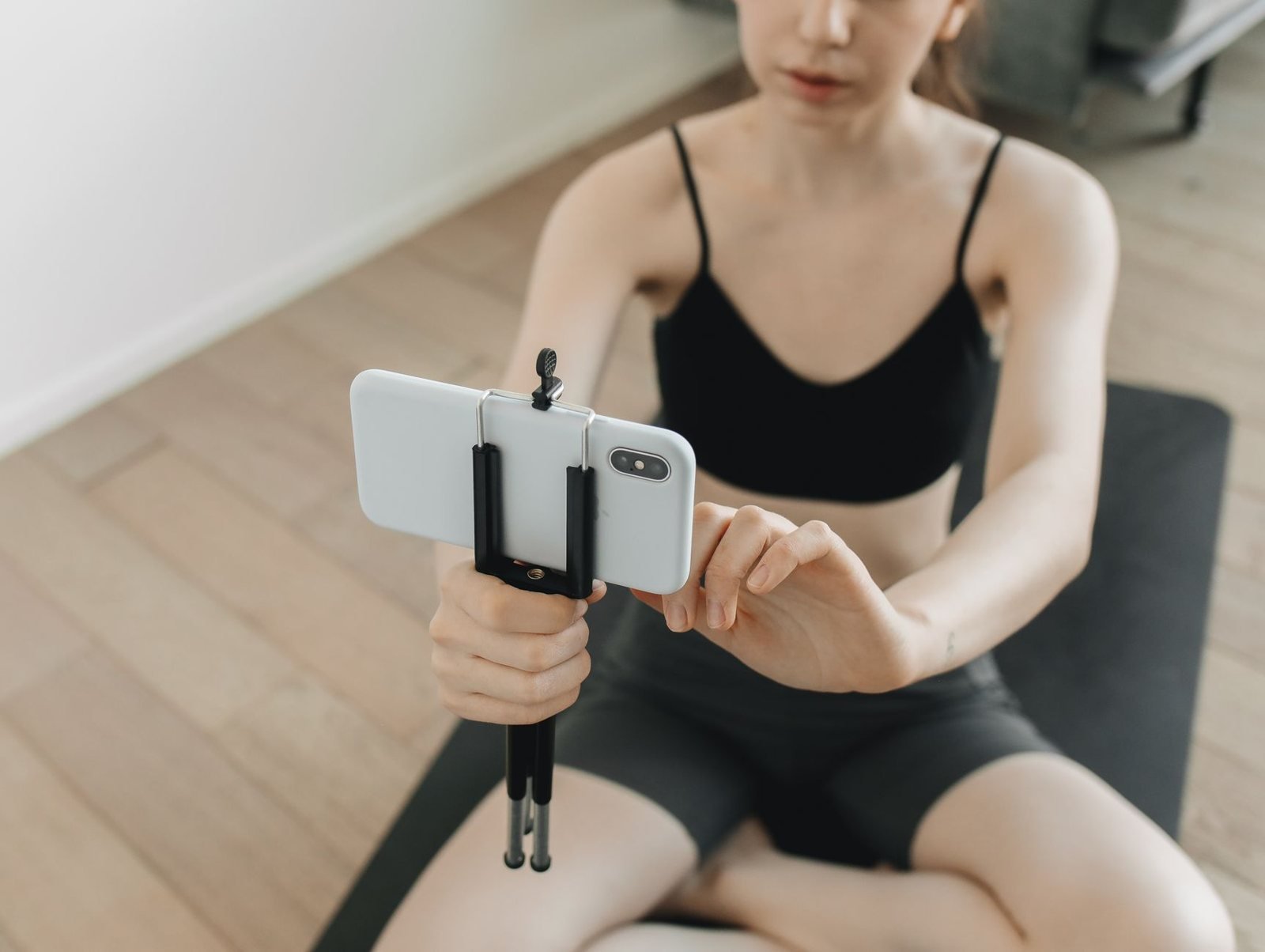 Dựng điện thoại trên chân đế để quay video YouTube