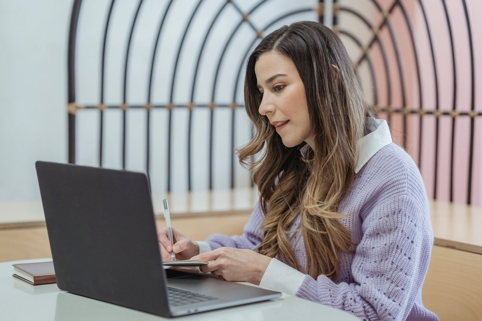 Viết nội dung bán hàng trên laptop