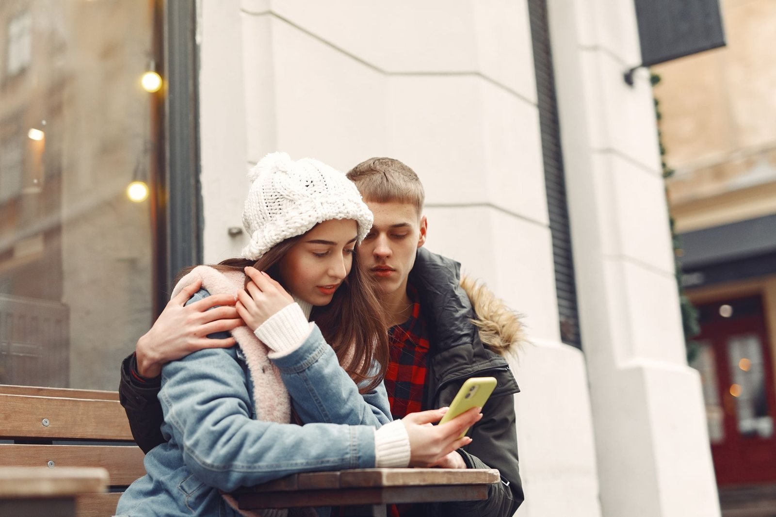Người xem lướt Instagram trên điện thoại