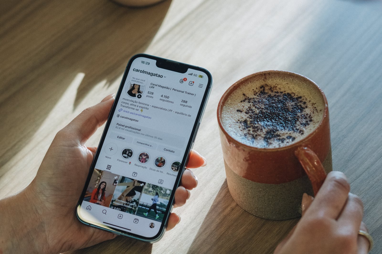 Người xem lướt Reels trên Instagram