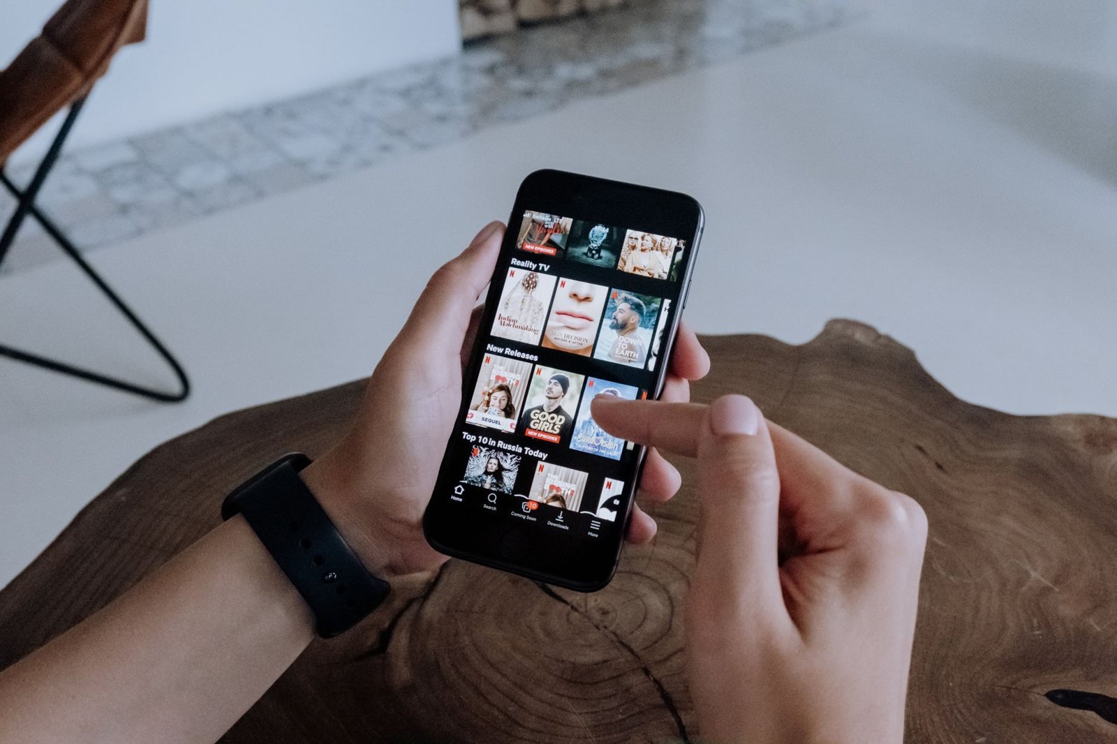 Người xem chọn video trên điện thoại